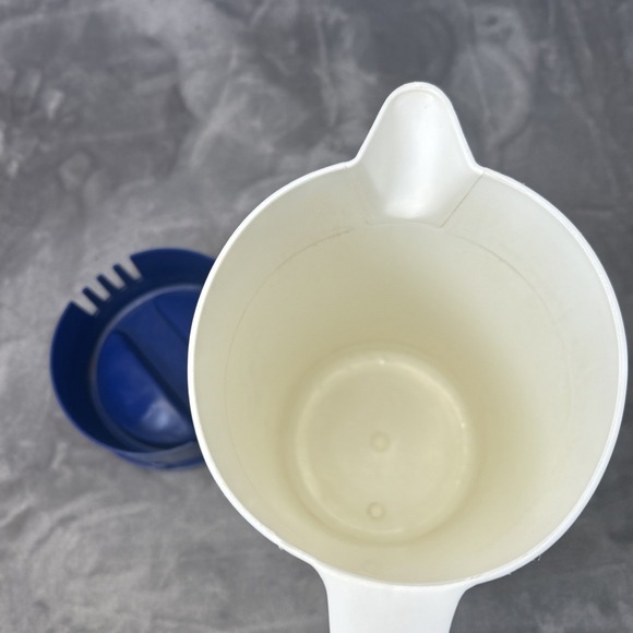 Vintage Pillsbury Doughboy 80 oz White Plastic Pitcher W/ Blue Lid - Picture 9 of 10